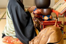 お坊さんがお経を読んでいる