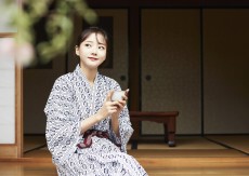 旅館にいる女性