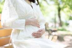 安産祈願とは?いつ・どこで・誰と行く?当日の持ち物や流れまで解説