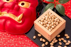 【2024年版】節分の由来とは?豆まきの方法や恵方の方角、食べ物まで解説