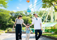 ハーベストの丘で遊ぶ親子