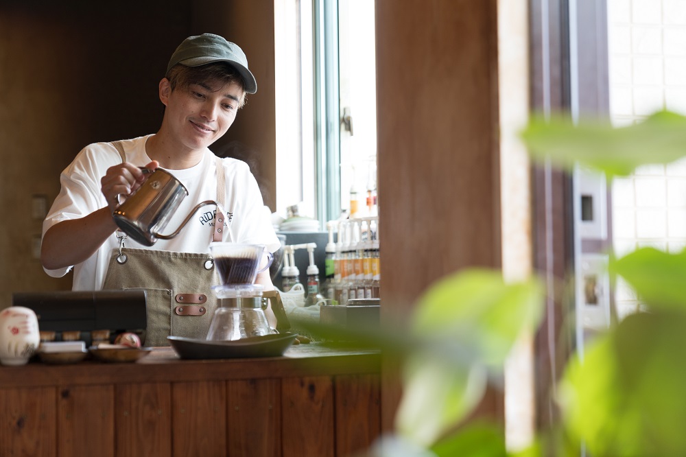 自家焙煎工房カフェlittleislandオーナーの小島和也さん