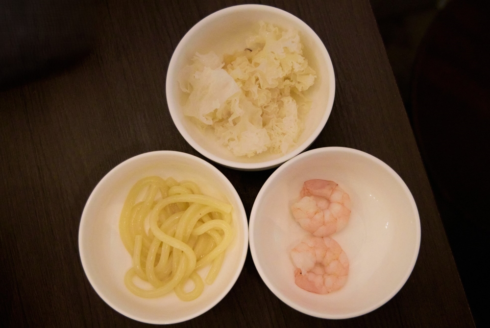 白木耳、牛筋麺、エビ
