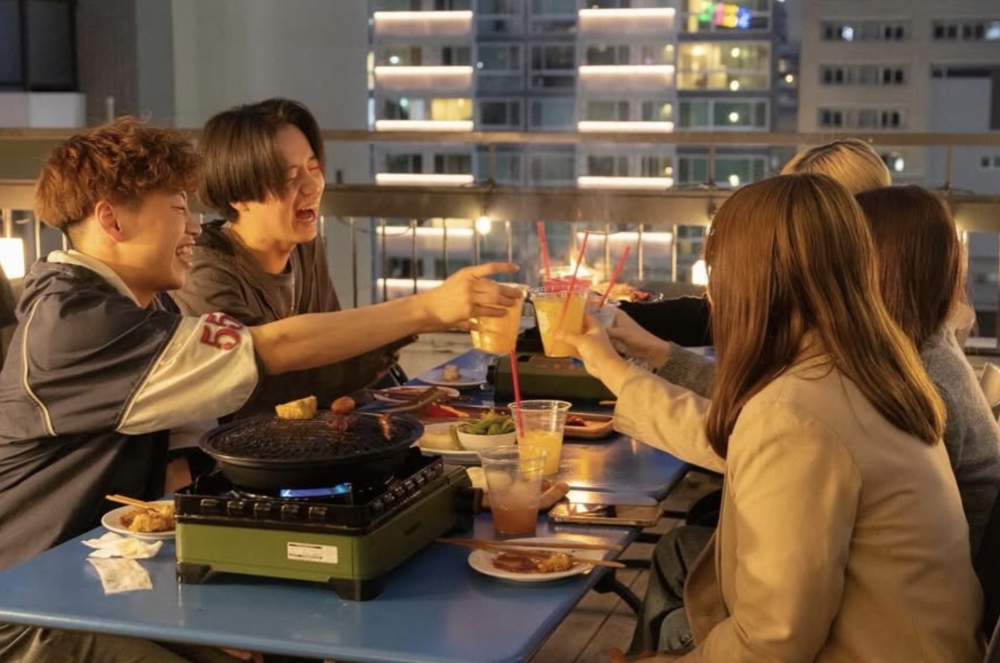 BBQを楽しむ様子