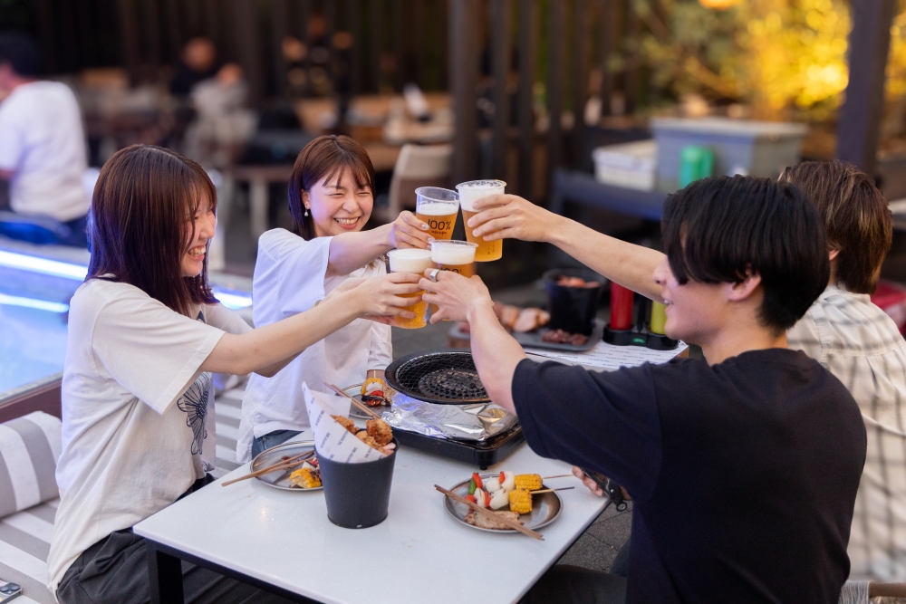 ビアガーデンを楽しむ様子