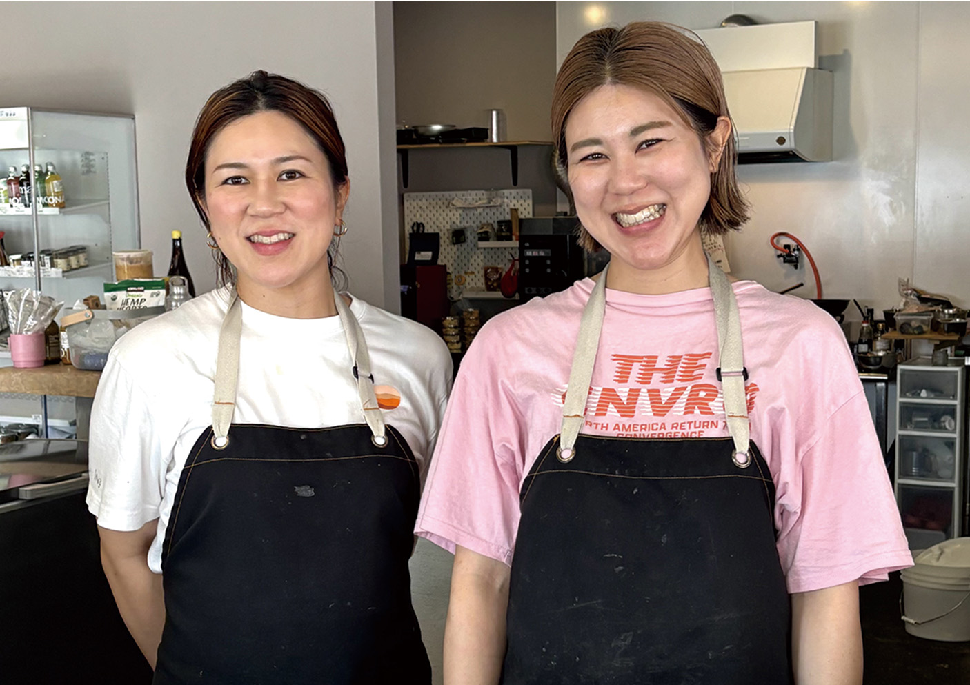 店舗を運営する、沖縄出身の藤原さん（写真左）と親泊さん（写真右）姉妹。