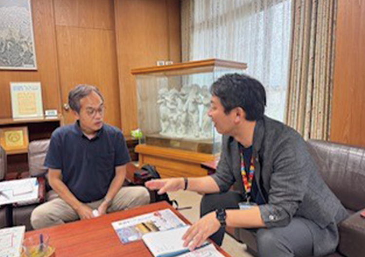 インタビュアーの石川氏と上甲市長