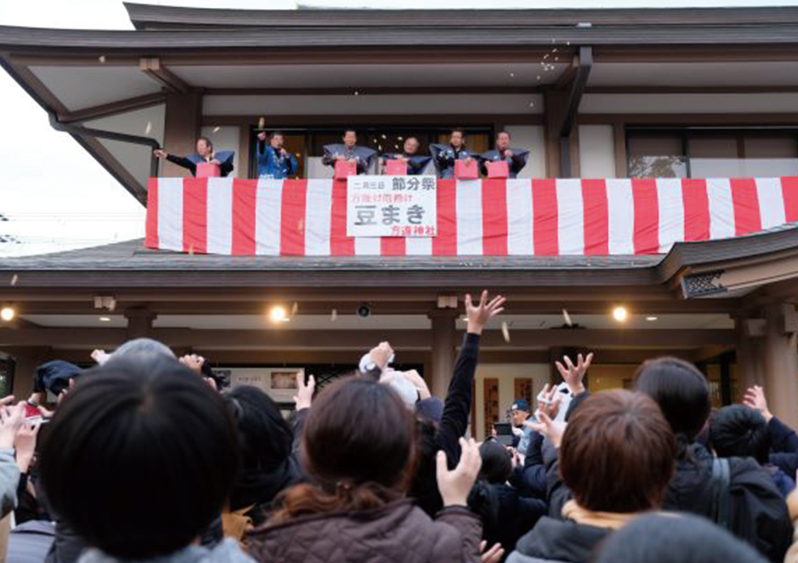 参詣者の除災招福を祈念する福豆まき