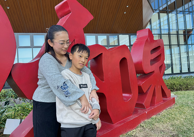 和泉市役所前「I♡和泉」というオブジェの前で